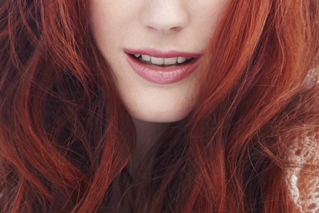 Coloration : comment passer aux cheveux rouges ?