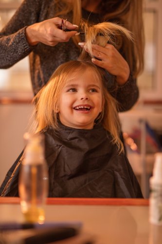 Quand et comment bien couper les cheveux de son enfant ?